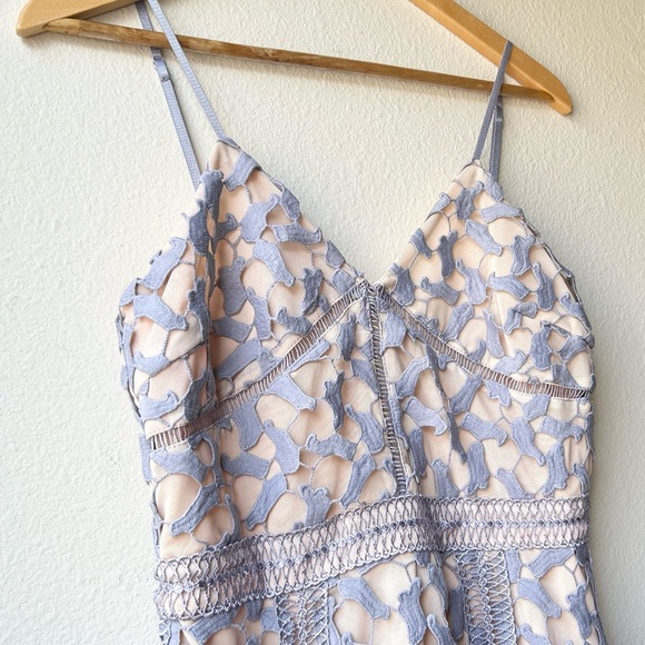 Elliatt Tingle Floral Crochet Lace Overlay Midi Dress Lilac Grey Purple Nude M - Picture 6 of 16